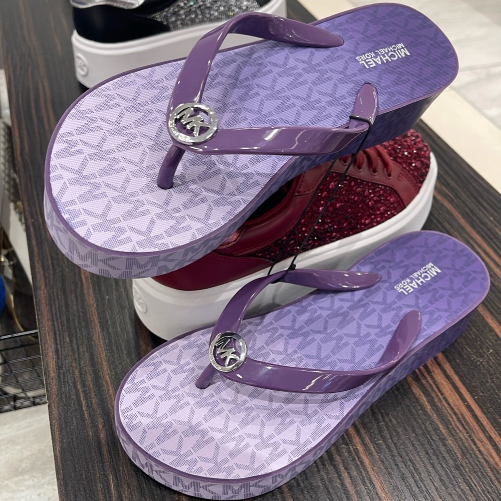 Michael Kors BEDFORD FLIP FLOP
PVC/OMBRE MK SIG
49R6BDFA1Q
Dark Purple 
Platform - Picture 14 of 16